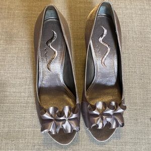 Nina Light Pewter size 8M